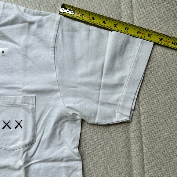 [NEW] KAWS x Uniqlo white tee - Picture 5 of 7
